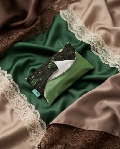 Elegáns zöld szatén papírzsebkendő tartó barna csipkével